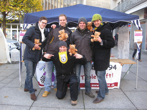 http://round-table.de/redaxo/index.php?rex_media_type=rex_mediapool_maximized&rex_media_file=teddyverkauf.mantelsontag.2012.jpg&buster=1559862467